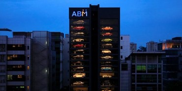 У Сингапурі суперкари продають через 15-поверховий автомат [+ВІДЕО]